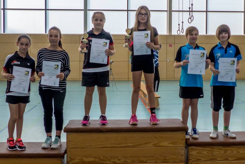 2015-10-11 Bezirksmeisterschaften U11-U19 Stadtallendorf Siegerehrung Damendoppel U13_Josefine Hof_Lena Sommavilla
