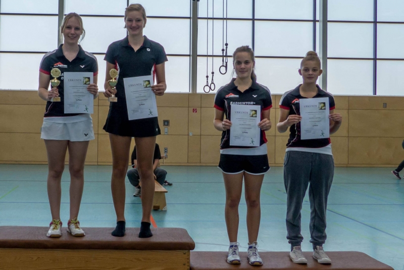 2015-10-11 Bezirksmeisterschaften U11-U19 Stadtallendorf Siegerehrung Damendoppel U19_Lisa Loehr