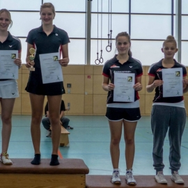 2015-10-11 Bezirksmeisterschaften U11-U19 Stadtallendorf Siegerehrung Damendoppel U19_Lisa Loehr