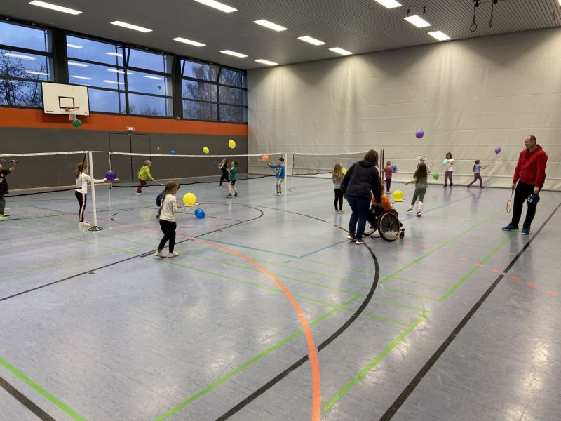 2021-12-10-Vorstellung-Sichtung-Badminton-Schule-am-Brunnen-Dillenburg-Frohnhausen-Schlaegerhaltung-Luftballons
