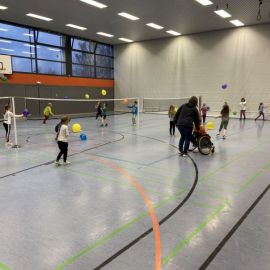 2021-12-10-Vorstellung-Sichtung-Badminton-Schule-am-Brunnen-Dillenburg-Frohnhausen-Schlaegerhaltung-Luftballons