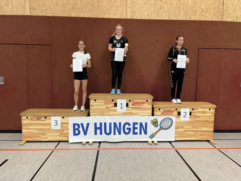 2022-10-01-TV-1843-Dillenburg-Bezirksmeisterschaften-Hungen-Siegerehrung-DE-U19-1.-Lily-Herrmann