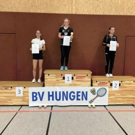 2022-10-01-TV-1843-Dillenburg-Bezirksmeisterschaften-Hungen-Siegerehrung-DE-U19-1.-Lily-Herrmann