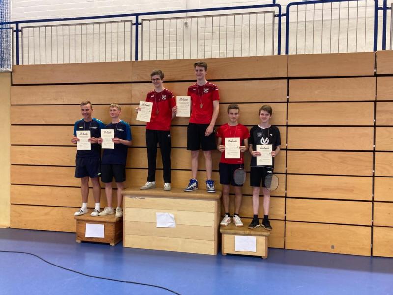2023-06-17-Siegerlandmeisterschaften-Siegerehrung-Herrendoppel-U19-3.-Mika-Simon-Valentin-Reich
