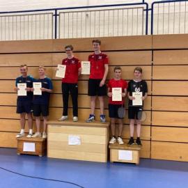 2023-06-17-Siegerlandmeisterschaften-Siegerehrung-Herrendoppel-U19-3.-Mika-Simon-Valentin-Reich