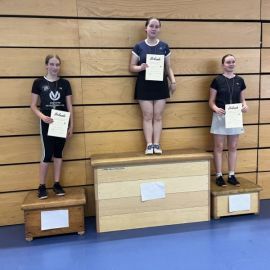 2023-06-17-Siegerlandmeisterschaften-Siegerehrung-Maedcheneinzel-U15-2.-Leni-Feindler