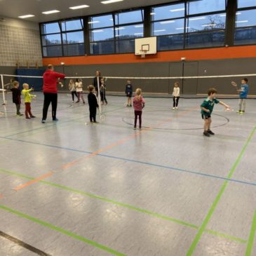 42 Schülerinnen und Schüler lernen Badminton im Sportunterricht kennen