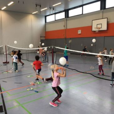 60 Kinder haben den Badmintonsport in der Schule kennenlernen können