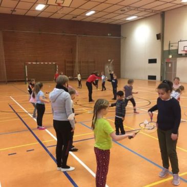 Badminton im Sportunterricht der Grundschule Manderbach