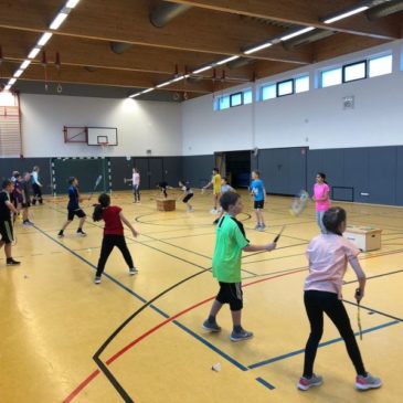 Über 100 Eschenburger Kinder lernen Badminton kennen