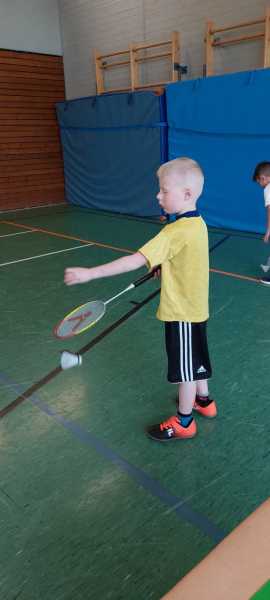 Rund 130 Grundschüler schnuppern in die Sportart Badminton hinein