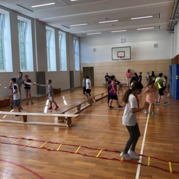 Vierte Klassen lernen Badmintonsport in der Schule kennen 